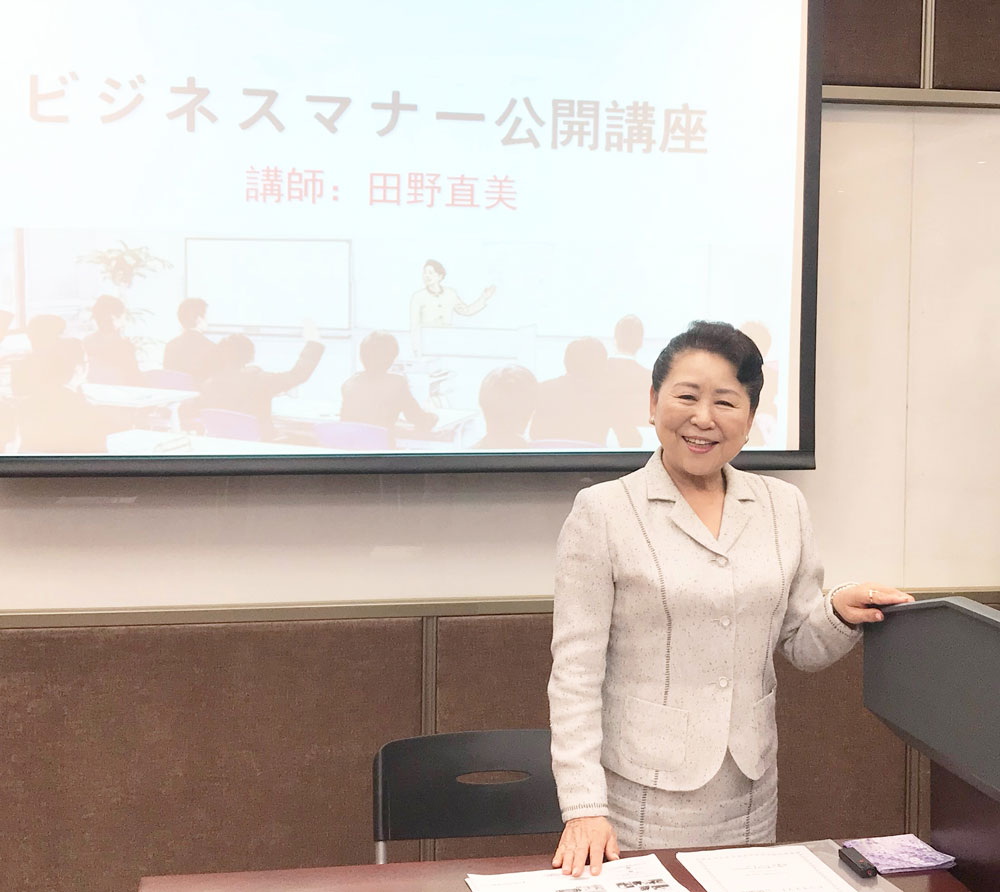 日本式ビジネスマナー研修の風景